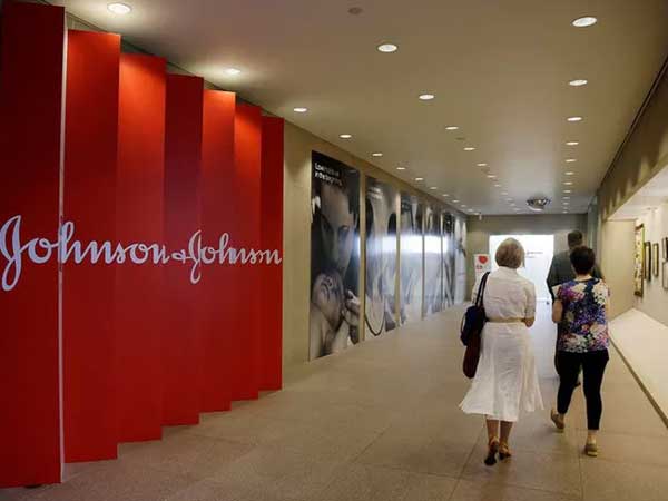 Johnson & Johnson phải bồi thường 8 tỉ USD vì sản phẩm khiến nam giới... tăng tuyến vú