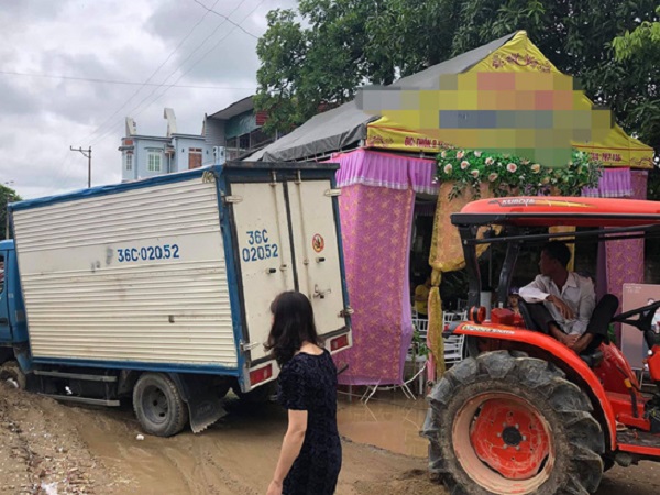 Vụ tai nạn 'dở khóc dở cười' của xe tải ngay trước rạp cưới khiến gia đình bối rối tìm cách giải quyết