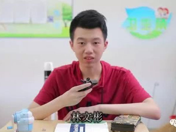 Con trai viết chữ đẹp như đánh máy, bố mẹ tiết lộ 'không phải tài năng mà là 1 căn bệnh'