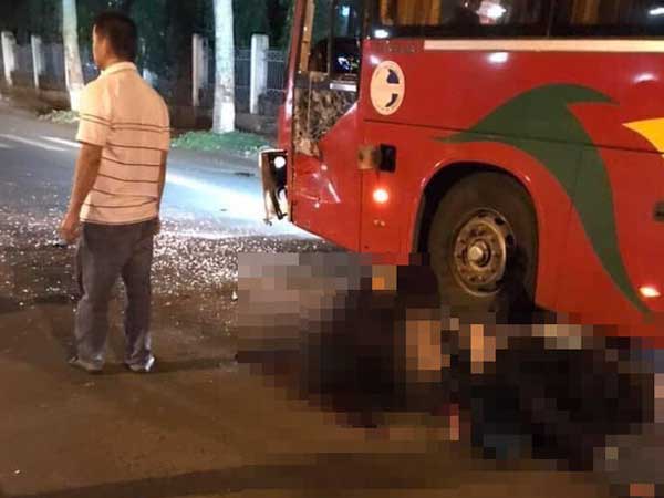 Xe máy va chạm kinh hoàng với xe khách, 2 chiến sĩ công an nghĩa vụ thương vong