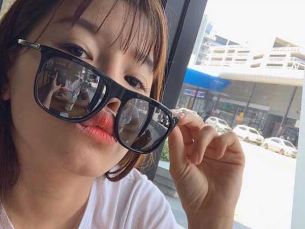 Yến Xuân đáp trả tin đồn lục đục tình cảm với Lâm Tây bằng 1 bức ảnh selfie khoe hạnh phúc mà tinh mắt lắm mới nhìn ra