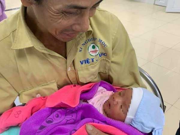 Bé trai khoảng 10 ngày tuổi bị bỏ rơi gần cống chui