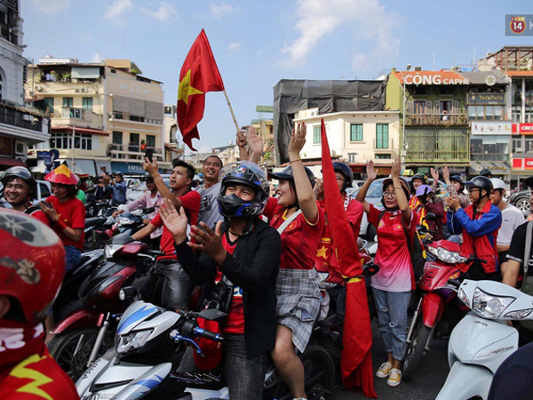 Ảnh: Nhiều giờ trước trận cầu kịch tính Việt Nam gặp Malaysia, hàng trăm cổ động viên đã 'nhuộm đỏ' hàng loạt tuyến đường Hà Nội