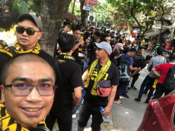 Bỏ ngoài tai lời cảnh báo, fan cuồng Malaysia check in bia hơi Hà Nội, đi lại rầm rộ trên đường phố thủ đô