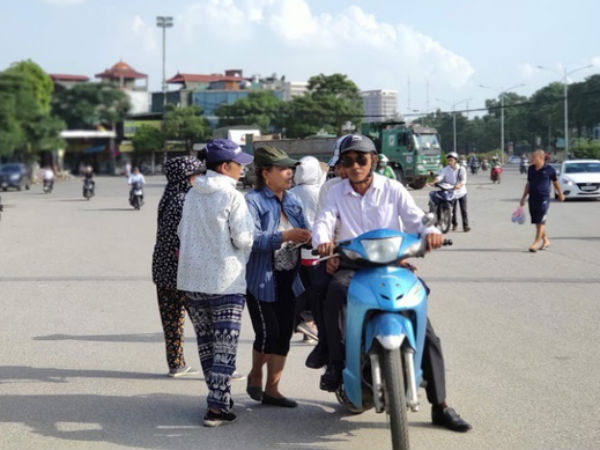 Sân Mỹ Đình trước trận gặp Malaysia: Phe vé giảm giá sâu đến cả triệu đồng/cặp