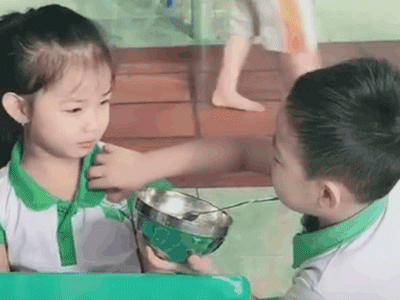 Cậu bé mẫu giáo chỉn chu xúc cơm cho bạn gái, nhìn cảnh lau miệng mà cư dân mạng phải 'quắn qoéo' vì quá dễ thương
