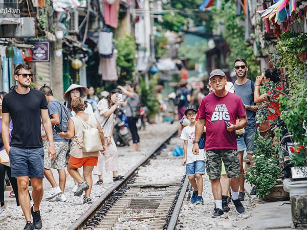 Ảnh: Du khách nước ngoài vẫn tìm đến check-in dù 'phố cà phê đường tàu' đã chính thức bị xóa sổ