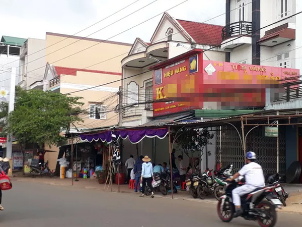 Con chủ tiệm vàng chết trong tư thế trùm túi ni-lon trên đầu, quấn băng keo ở cổ