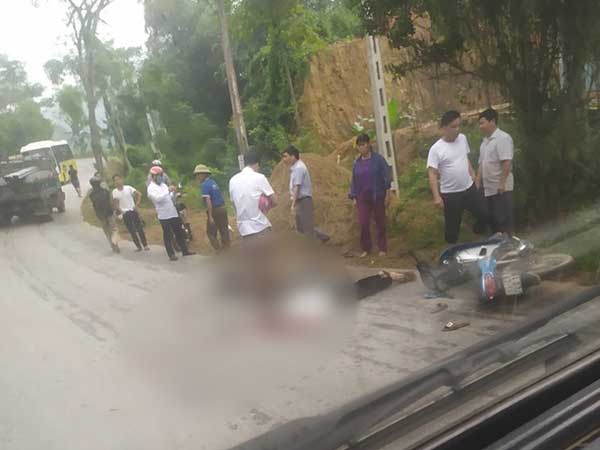 Chồng bị ô tô cán tử vong, vợ nguy kịch sau khi đâm trúng chó chạy qua đường