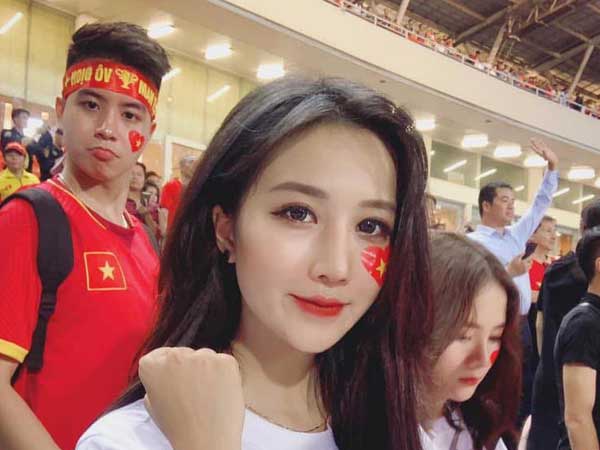 Gái xinh khoe ảnh xem bóng đá nhưng tất cả những gì cư dân mạng chú ý lại là biểu cảm của thánh chụp ké phía sau