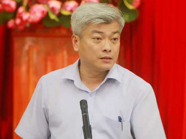Hà Nội bất ngờ cho tưới nước rửa đường trở lại sau 3 năm tạm dừng vì ô nhiễm gia tăng