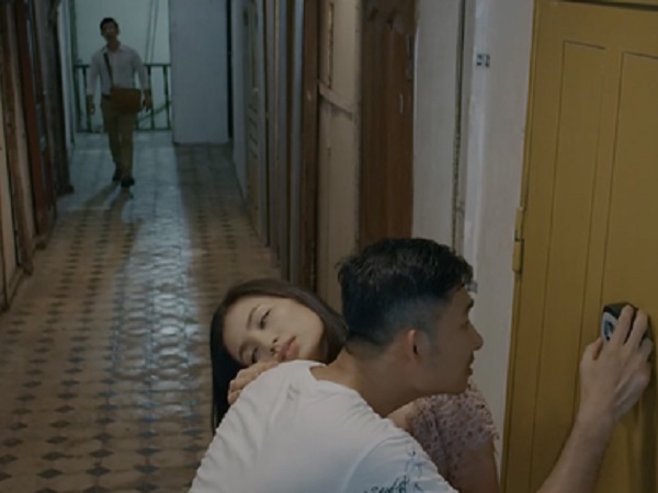 Hoa hồng trên ngực trái: Chồng San quyết định ly hôn, bàng hoàng thấy vợ mặc hở hang ôm ấp trai trẻ