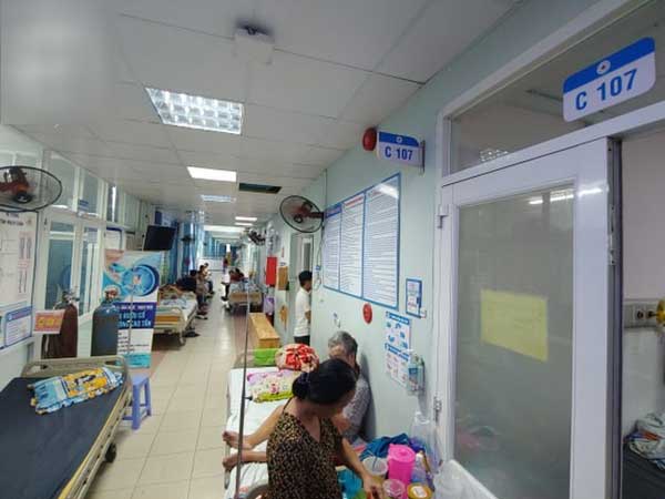 TP.HCM: Cha nghi lên cơn ngáo đá, dùng dao đâm liên tiếp con trai 9 tuổi đến vỡ lách vì tưởng là... chó