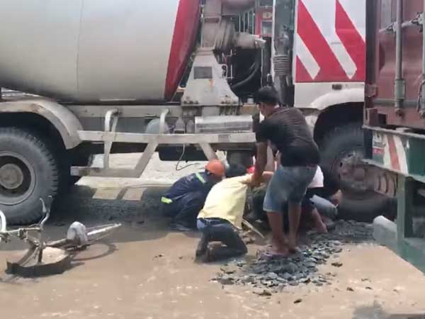 Mẹ bị tai nạn giao thông, các con đến hiện trường gào khóc: 'Về ăn cơm với con, mẹ ơi!'