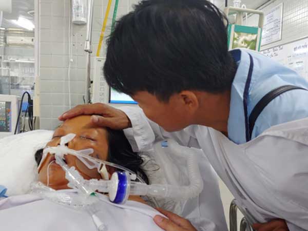 Thai phụ sắp sinh thì nguy kịch, đứa con mất trong bụng mẹ, người chồng đau đớn thì thầm với vợ đang hôn mê: 'Con mất rồi, em tỉnh lại đi...'