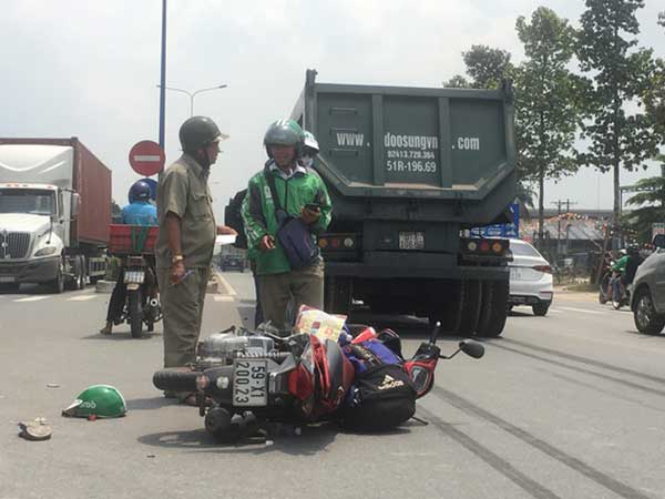 Xe ben vượt đèn đỏ cán trúng xe GrabBike giữa ngã tư, 1 hành khách nguy kịch