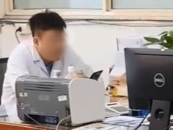 Xôn xao hình ảnh bác sĩ ngồi thản nhiên xem điện thoại dù bệnh nhân xếp hàng dài chờ đợi trong giờ hành chính