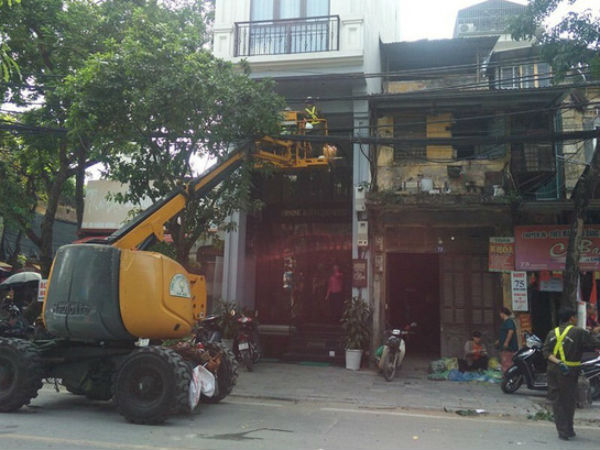 Sự thật thông tin công nhân cây xanh dùng xe chuyên dụng thay bóng đèn cho khách sạn
