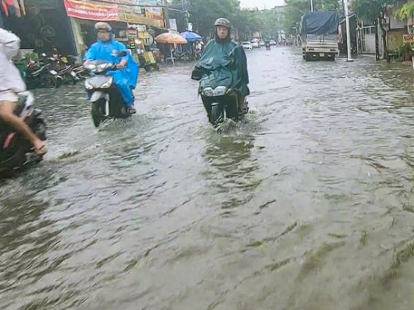 Bình Dương: Nước cống bất ngờ trào lên sau mưa lớn, đường biến thành sông khiến người dân bì bõm lội nước về nhà