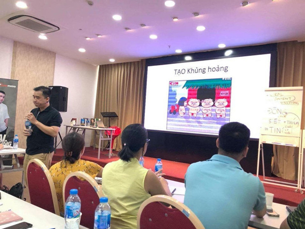 Vừa khoả thân ở Mã Pì Lèng, Hiếu Orion lại dùng chính hình biếm hoạ '4 chú lợn đi phượt' để giảng về vấn đề 'tạo khủng hoảng' trong truyền thông