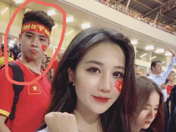 Anh chàng chụp ké trên sân Mỹ Đình bỗng nổi tiếng trên MXH nhờ vẻ ngoài điển trai