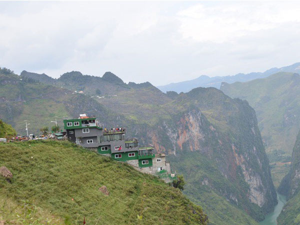 Công trình sai phạm Panorama bất ngờ phủ xanh trên đèo Mã Pí Lèng, địa phương nói phải chờ xử lý
