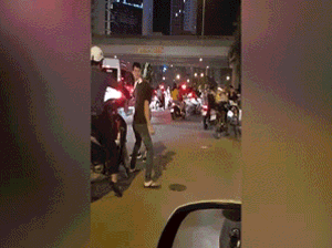 Tài xế ô tô cầm cờ lê đánh thanh niên Grabbike sau va chạm giao thông