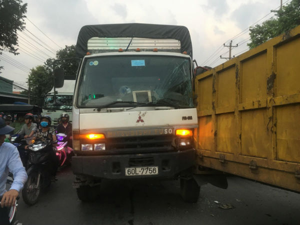 Bình Dương: Kinh hoàng thùng container tuột khỏi đầu kéo văng trúng đầu xe tải, tài xế hoảng hồn nhảy khỏi vô lăng