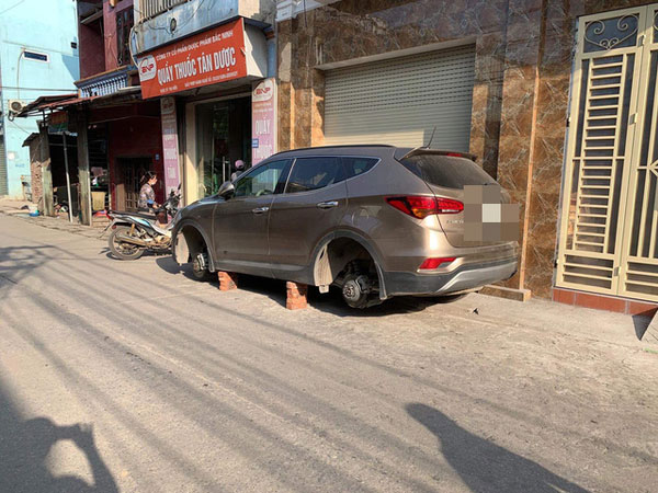 Để xe qua đêm ngay trước cửa nhà, xế hộp đắt tiền bị kẻ gian tháo trộm hết 4 bánh