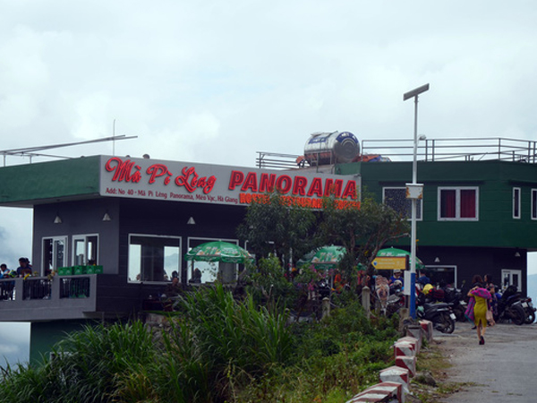 Người dân nói bà chủ 'gai bê tông' trên Mã Pì Lèng 'làm màu' khi bảo phát quần áo cho trẻ em bản địa