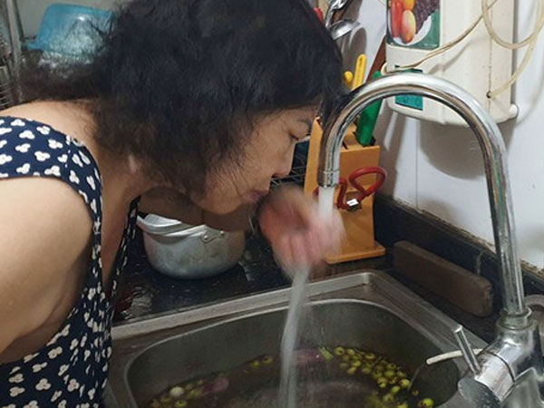 Vụ nước sạch có mùi lạ:'Nếu nước dùng dư lượng clo quá mức, người dân có thể phải đối mặt với nguy cơ khó thở, tràn dịch màng phổi'