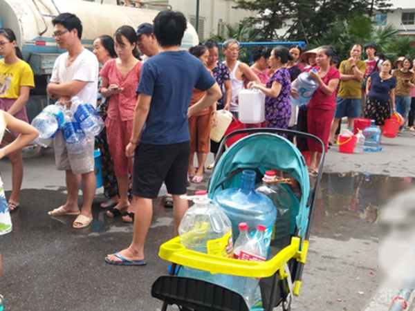 Hà Nội: Cư dân HH Linh Đàm xếp hàng nhận từng xô nước sạch, mòn mỏi chờ đợi kết quả xét nghiệm khi nước có mùi lạ