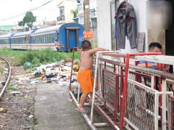 Phố đường Tàu ở Sài Gòn: Hàng rào kiên cố, người dân vui vẻ... trồng rau, nuôi gà, chụp hình 'sống ảo'