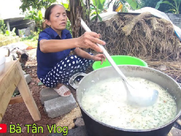 Bà Tân Vlog lại bị tố gian dối, đến mức khán giả gửi cả tâm thư chỉ trích cách nấu  món cháo cho trẻ em theo cách chẳng giống ai