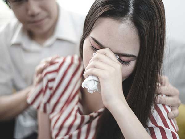 Lâu nay vẫn nhìn vợ bằng nửa con mắt, tới khi bị sếp 'dạy dỗ' giữa đám đông, chồng tôi cay cú nhiếc móc vợ rồi đổ cho tôi tội tày trời