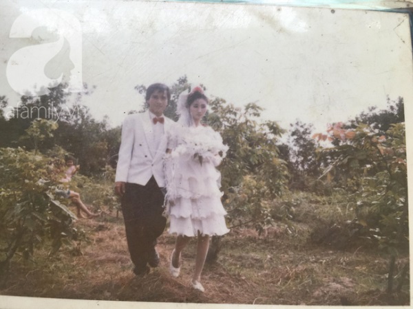 Đám cưới 25 năm trước của cô gái Đồng Tháp: Lấy anh hàng xóm vì được tặng trứng vịt mỗi ngày, không phải Rich kid nhưng đám cưới vẫn 'chất chơi' ngời ngời