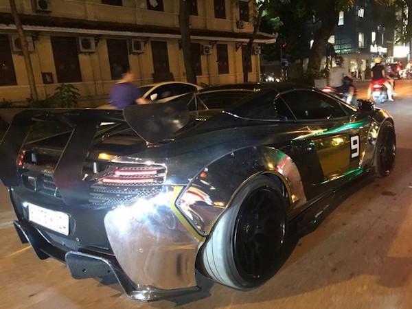 Đại gia Dương 'Kon' chở con đi dạo phố Hà Nội bằng siêu xe McLaren 650S Spider Liberty Walk độc nhất Việt Nam