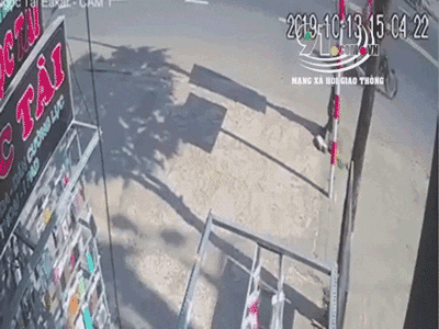 Kinh hoàng clip xe máy văng tung tóe trên vỉa hè, đôi nam nữ trượt mạnh hàng chục mét khiến nhiều người sợ hãi