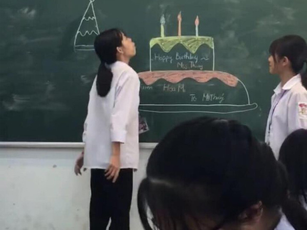 Tổ chức sinh nhật kiểu học sinh: Không có tiền liền vẽ hẳn một chiếc bánh 'siêu to khổng lồ' để bạn thổi nến như thật
