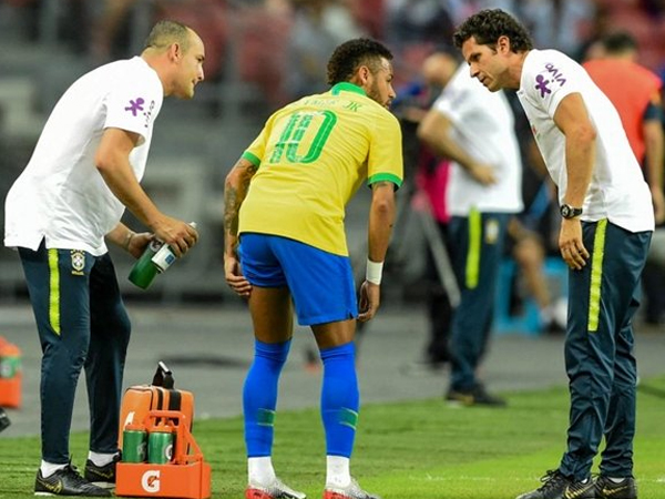 Neymar chấn thương, NHM bùng nổ dữ dội trên Twitter