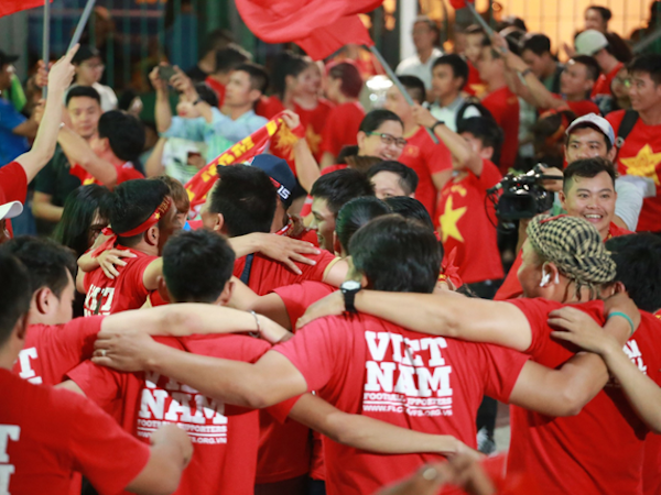 Thắng Indonesia 3-1, hàng ngàn CĐV Việt Nam hò reo, ôm nhau mừng chiến thắng thứ 2 liên tiếp tại vòng loại World Cup 2022