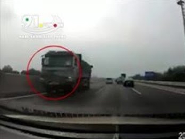 Video: Xe ben liều mạng chạy ngược chiều trên cao tốc, suýt gây thảm họa