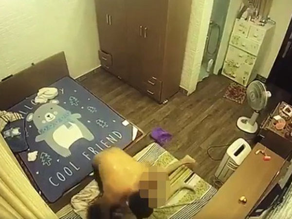 Chồng 'hờ' lột đồ vợ, ghì chặt đầu xuống sàn nhà rồi đánh đập dã man ngay trước mặt người giúp việc và con nhỏ