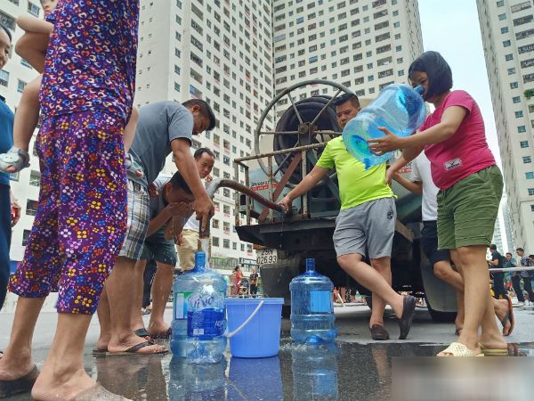 Cư dân khu đô thị Linh Đàm bị tiêu chảy, bệnh ngoài da nghi do dùng nước máy nhiễm dầu