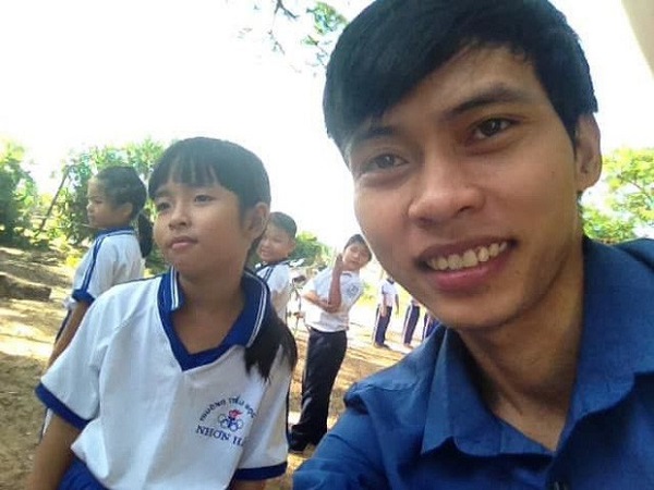 Phì cười trước chuyện anh trai là giáo viên chủ nhiệm, em gái bị phạt là liền chạy về mách bố mẹ