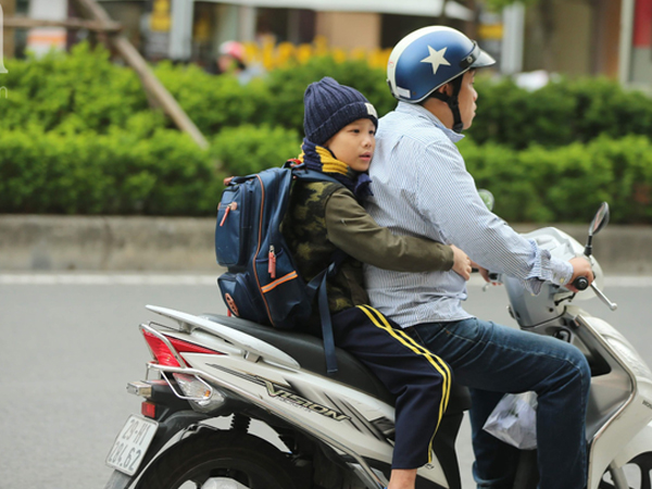 Miền Bắc nhiệt độ xuống 17 độ C, trẻ nhỏ co ro trong cái lạnh đầu mùa, người Hà Nội thích thú mặc áo ấm xuống phố