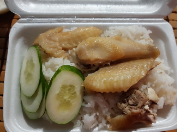 Đặt cơm gà trên mạng, cô nàng ngã ngửa khi nhận hàng có vỏn vẹn vài 'khúc xương' với giá 35k đồng khiến dân mạng cũng xót dùm