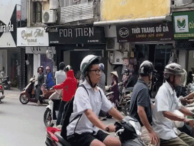 Clip: 2 người phụ nữ lao vào đấm đá và giật tóc nhau giữa đường phố Hà Nội mặc kệ nhiều người can ngăn