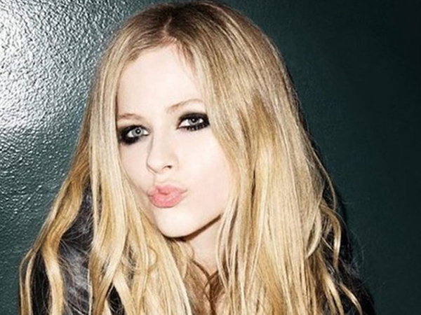 Vô tình trùng số điện thoại với nữ ca sĩ Avril Lavigne, thanh niên kêu cứu với dân mạng vì bị 'khủng bố' mỗi ngày