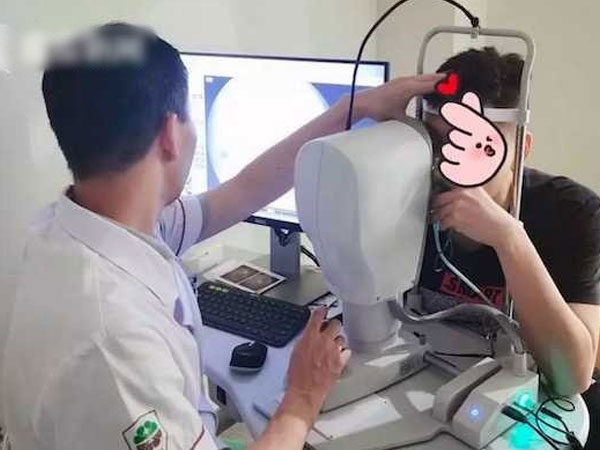 Đang xem điện thoại thì mắt phải mờ đi và mọi thứ chuyển sang màu đen, bác sĩ chỉ đích danh 2 'thủ phạm' khiến ai cũng giật mình